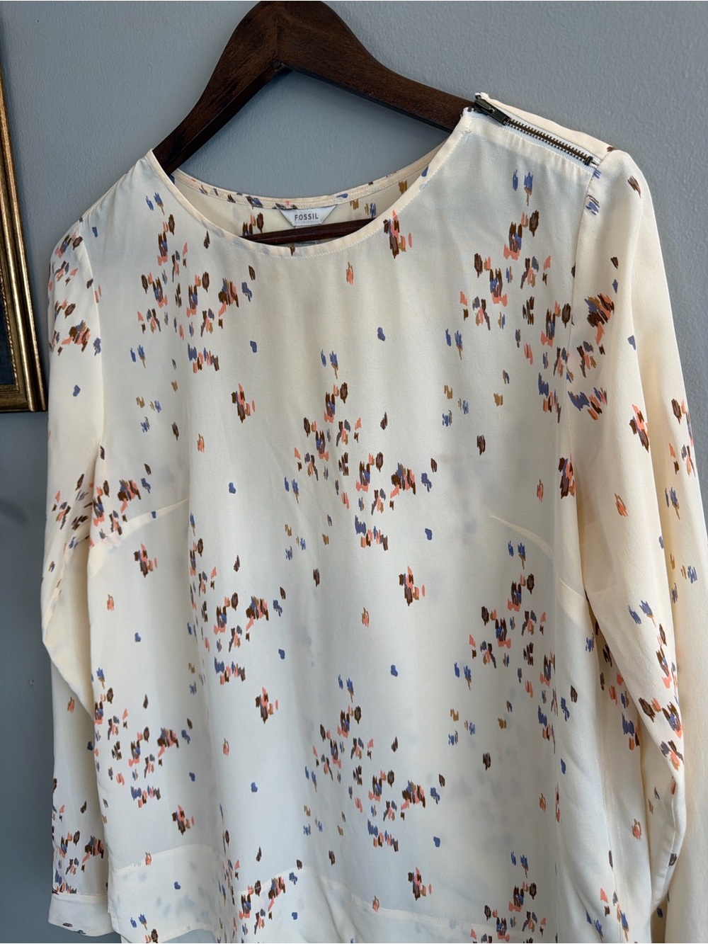 Fossil 100% Silk Blouse Size Small Cream Abstract Print Hi Low Hem - Picture 6 of 9